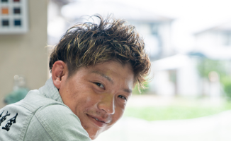 職人がこちらをみてほほえむ画像